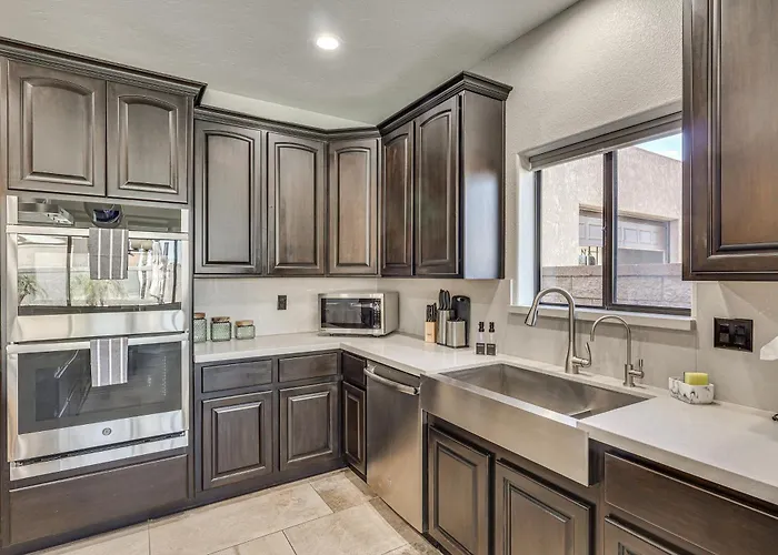 Holiday home Pet-friendly Lhc W/ Temp-controlled Pool!