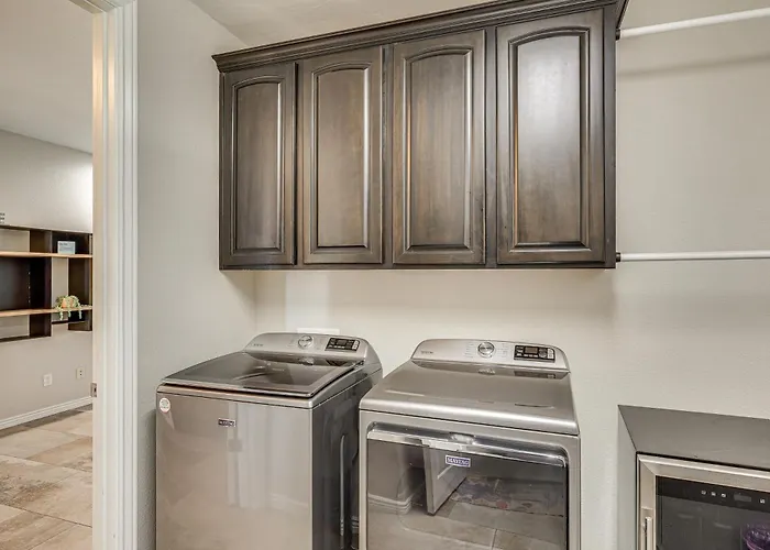 Holiday home Pet-friendly Lhc W/ Temp-controlled Pool!