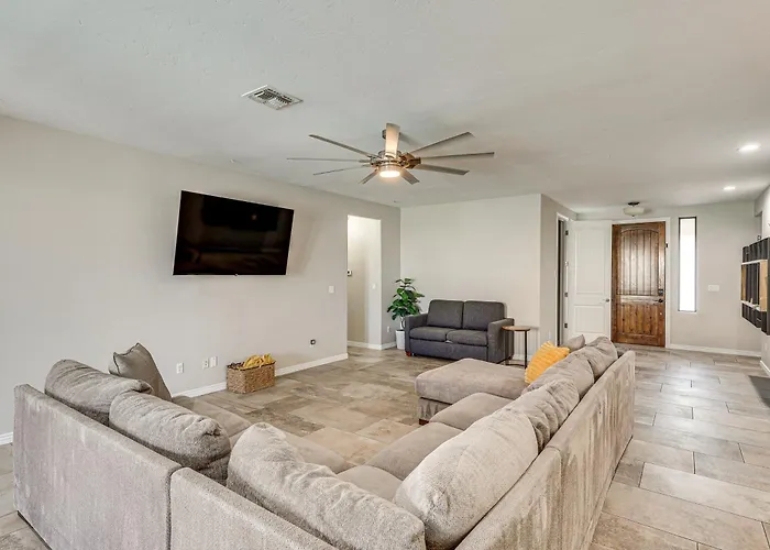 Pet-friendly Lhc W/ Temp-controlled Pool!