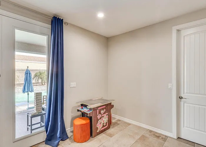 Holiday home Pet-friendly Lhc W/ Temp-controlled Pool!